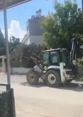 Trafikte yük taşıyan kepçeye ceza