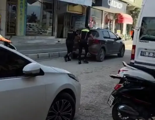 Arızalanan otomobili polisler kenara cekti
