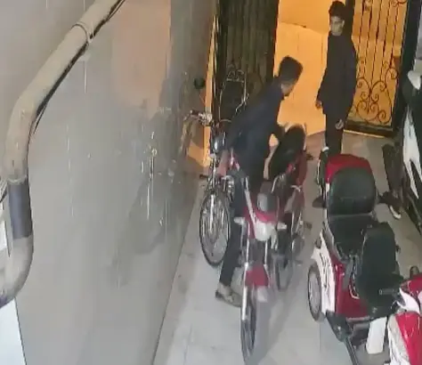 Motosiklet hırsızları kameraya yakalandı