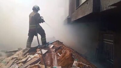 İSKENDERUN’DA İNŞAAT ALANINDA ÇÖP YANGINI ÇIKTI
