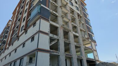 GÖRÜNÜŞÜYLE ÖNÜNDEN GEÇENLERE YIKILACAK KORKUSU YAŞATAN 8 KATLI BİNA, DEPREM YARIKLARI VE ÇATLAKLARIYLA TEDİRGİN EDİYOR APARTMANIN SAKİNLERİ YANINDAN GEÇMEYE KORKTUKLARI BİNANIN YIKILMASINI İSTİYORLAR