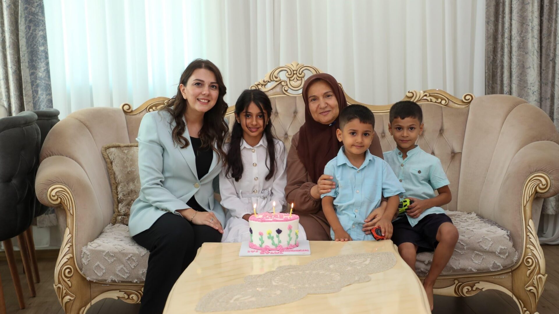 Depremzede çocuklara doğum günü