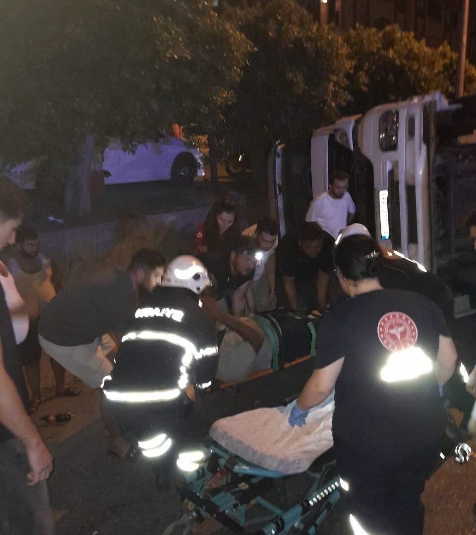 Devrilen kamyonun sürücüsü yaralandı