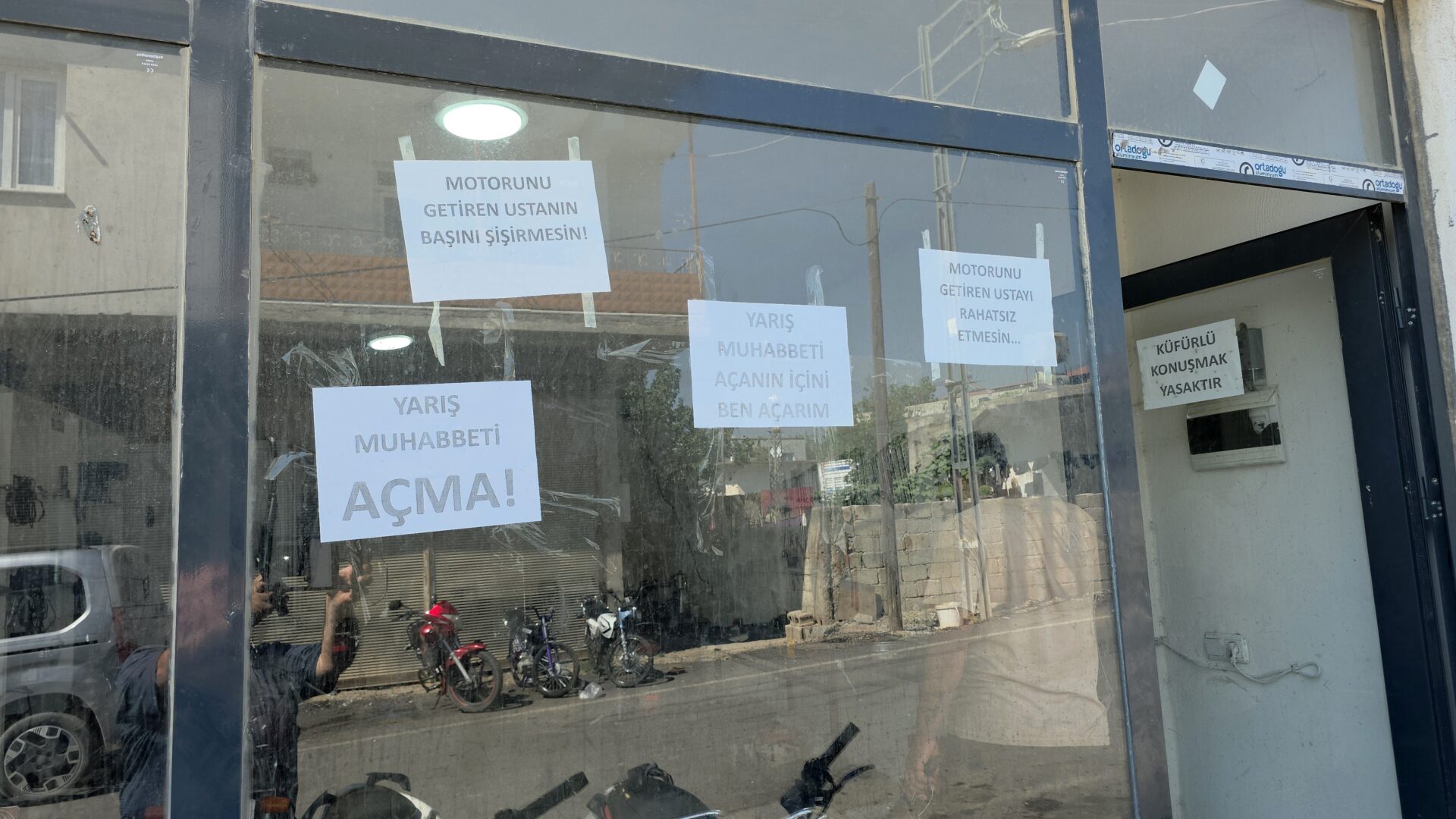 üfrü cama astığı yazıyla yasakladı