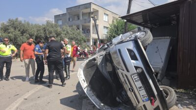 OTOMOBİLİN TAKLA ATTIĞI KAZADA VATANDAŞLAR KAZA KAVŞAĞINA ÇÖZÜM İSTEDİ