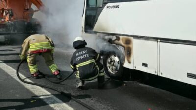 OTOBÜSTE ÇIKAN YANGINI İTFAİYE EKİPLERİ BÜYÜMEDEN SÖNDÜRDÜ