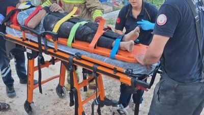 ALTINÖZÜ’NDE DEVRİLEN TRAKTÖRÜN ALTINDA KALAN 3 KİŞİ YARALANDI