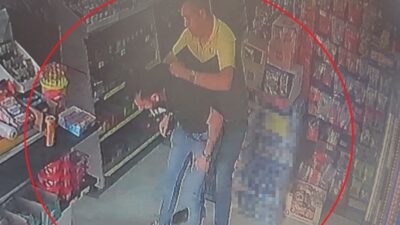 BOĞAZINA ŞEKER KAÇAN ADAMIN ÖLÜMLE BURUN BURUNA GELDİĞİ VE HEİMLİCH MANEVRASIYLA HAYATA TUTUNDUĞU ANLAR KAMERADA
