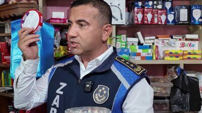 OKUL ÇEVRESİNDEKİ İŞ YERİNDE SON KULLANMA TARİHİ GEÇMİŞ ÜRÜN SATAN MARKETÇİ KENDİNİ “YENİ BİTMİŞ” DİYEREK SAVUNDU