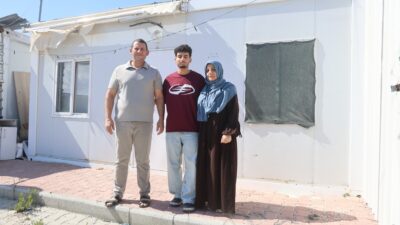 PERDEYLE İKİYE BÖLÜNEN 18 METREKARELİK KONTEYNERDE DERS ÇALIŞARAK TIP FAKÜLTESİNİ KAZANAN DEPREMZEDE HASAN’IN HAYALİ GERÇEĞE DÖNDÜ
