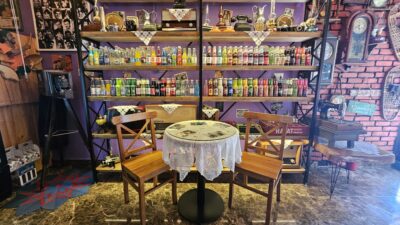 MÜŞTERİLERİNİ 40 YIL ÖNCESİNE GÖTÜREN NOSTALJİ KAFE, 85 FARKLI YÖRESEL GAZOZUYLA GEÇMİŞİ GÜNÜMÜZE GETİRİYOR