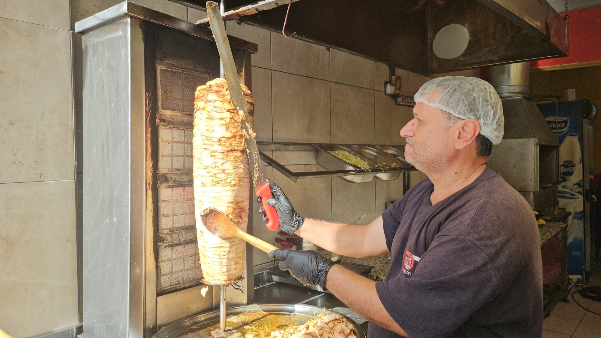 100 TL’ye döner satıp askıya yemek koyuyor
