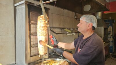 HATAY’DA GENÇ GİRİŞİMCİ 100 TL’YE DÖNER SATIP ASKIYA YEMEK KOYUYOR