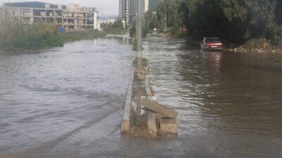 AŞIRI YAĞIŞLA BİRLİKTE DERELERİN DEBİSİ ARTARKEN, GÖLE DÖNEN YOLLAR SÜRÜCÜLERİ ZORLADI