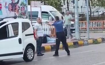 YOLDA GÖRDÜĞÜ HUSUMETLİSİNİ SOKAK ORTASINDA SİLAHLA VURAN ŞAHSIN O ANLARI KAMERADA