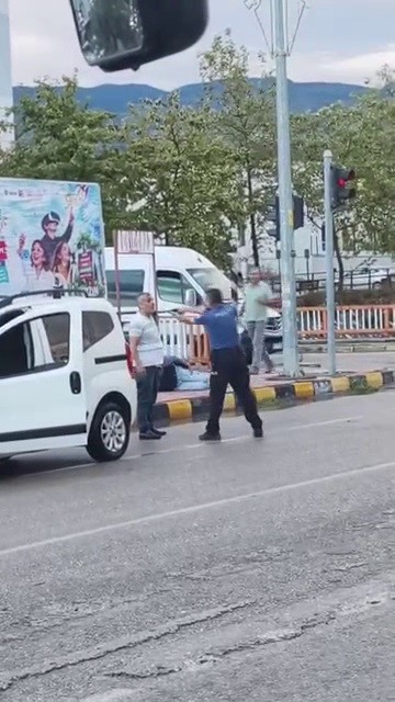 Husumetlisini sokakta silahla vurdu