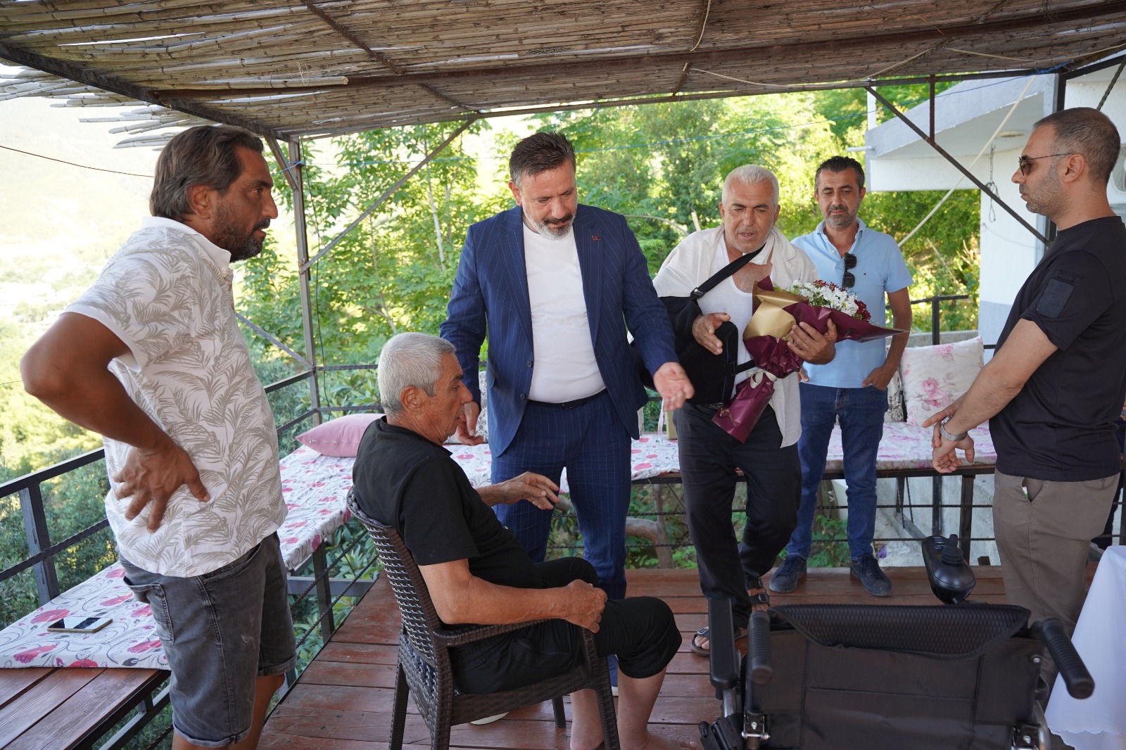 Yaşlı vatandaşa elektrikli sandalye