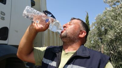 ADIM ATTIKLARI YERDEN ALEV ÇIKAN ASFALT İŞÇİLERİ ZORLU MESAİYİ KAVURUCU SICAKTA SÜRDÜRÜYOR