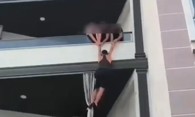 Balkondan kaçmaya çalışırken yakalandı.