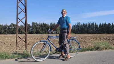 ÖMRÜNÜ PEDAL ÇEVİREREK GEÇİREN 85 YAŞINDAKİ YAŞLI ADAM, ‘NE MAZOT NE GAZ, PEDAL ÇEVİRMEYE DOYUM OLMAZ’ BİLİNCİYLE GÜNDE 20 KİLOMETRE YOL KATEDİYOR