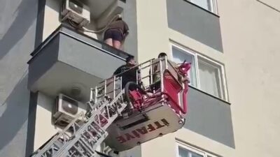 BÖCEK KORKUSUYLA BALKON DUVARININ ÜZERİNE ÇIKAN KADIN, ÖLÜMLE BURUN BURUNA GELDİ