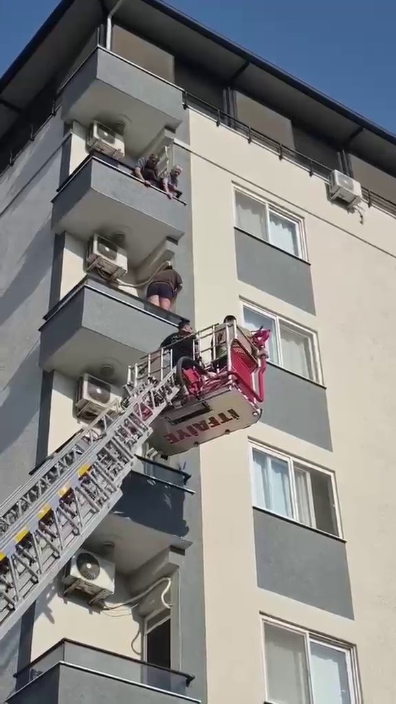 Böcekten korktu balkonda mahsur kaldı
