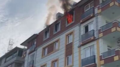PRİZDEN ÇIKAN YANGINDA 5 KİŞİLİK AİLENİN YAŞADIĞI EV ALEVLERE TESLİM OLDU