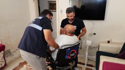 HBB’ DEN REYHANLI’DA YAŞAYAN ENGELLİ VATANDAŞA AKÜLÜ TEKERLEKLİ SANDALYE DESTEĞİ
