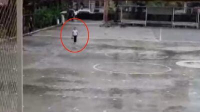YAĞMUR ALTINDA İSTİKLAL MARŞI OKUYAN İLKOKUL ÖĞRENCİSİ TAKDİR TOPLADI