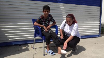 ‘SEVERDİM’ DEDİĞİ SOKAK KÖPEĞİNİN ISIRDIĞI ÇOCUK AYAĞINDAN YARALANDI