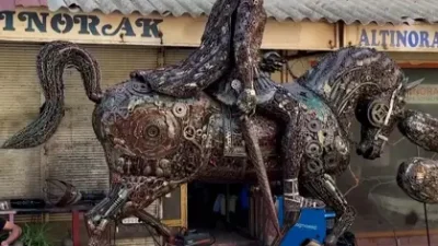 metalden heykel yaptı
