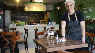 DEPREMİN PES ETTİREMEDİĞİ KADIN, GASTRONOMİ ŞEHRİNDE EL AÇMASI MAKARNASIYLA VATANDAŞLARIN DAMAK TADINI DEĞİŞTİRDİ