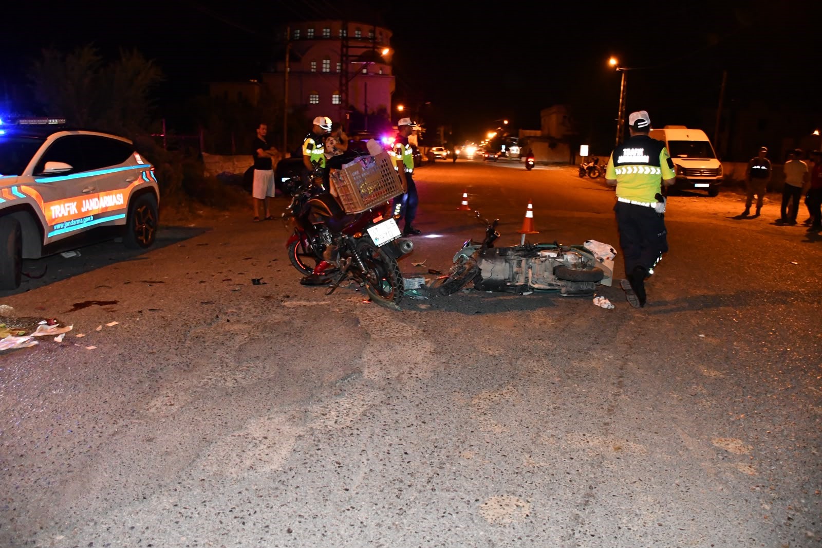 Motosikletler  çarpıştı.3kişi yaralandı