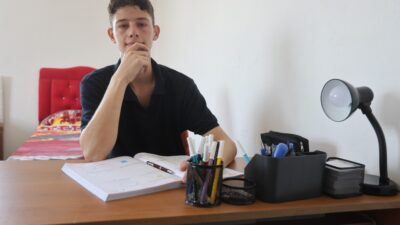 SAVAŞIN VE DEPREMİN PES ETTİREMEDİĞİ SURİYELİ MÜNİR, 3 KARDEŞİYLE PAYLAŞTIĞI ODADA GÜNDE 6 SAAT DERS ÇALIŞARAK TIP FAKÜLTESİNİ KAZANDI SURİYELİ MÜNİR, SAVAŞTA VE DEPREMDE AİLESİNE SAHİP ÇIKAN TÜRKİYE CUMHURİYETİ DEVLETİNE BEYAZ ÖNLÜĞÜNÜ GİYİP HİZMET ETMEK İSTİYOR