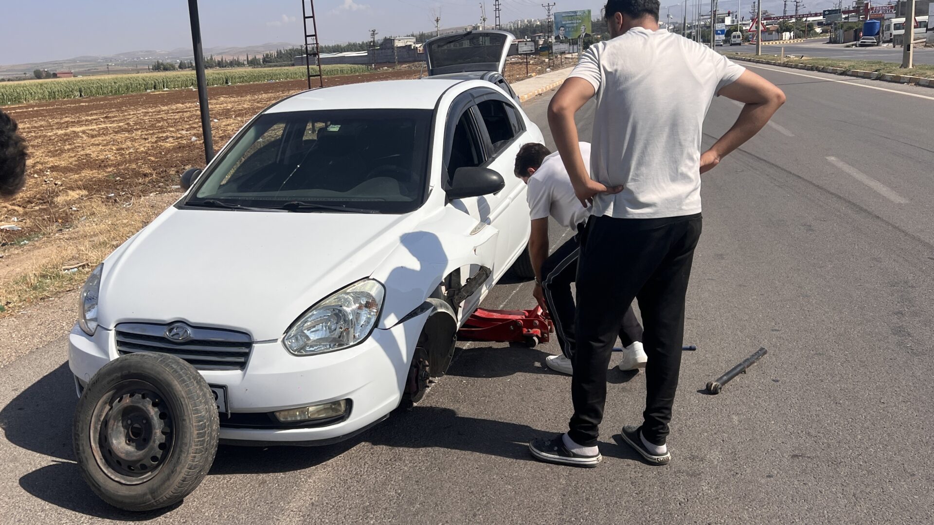 Kullandığı otomobilin tekeri  fırladı