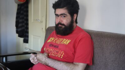 TEDAVİYİ REDDEDEN TELEFON BAĞIMLISI BARIŞ, SANAL DÜNYADAKİ YAŞAMINA GERİ DÖNDÜ “İSTESEM DÜZELİRİM AMA İSTEMİYORUM” DİYEN BARIŞ, TELEFON BAŞINDAKİ HAYATINA DÖNDÜ
