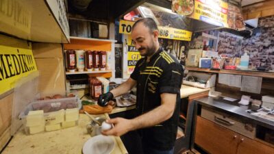 İP ÜZERİNE ASTIĞI 2 FOTOĞRAFLA BAŞLAYAN HİKAYEYİ MÜŞTERİSİNİN SORUSUYLA SÜRDÜREN ESNAF, İŞ YERİNDE YÜZLERCE MÜŞTERİSİNİN FOTOĞRAFINI BULUNDURUYOR MÜŞTERİ FOTOĞRAFLARIYLA DUVARLARINI DONATAN TOSTÇU, SANAYİ SİTESİNİN SİMGESİ HALİNE GELDİ
