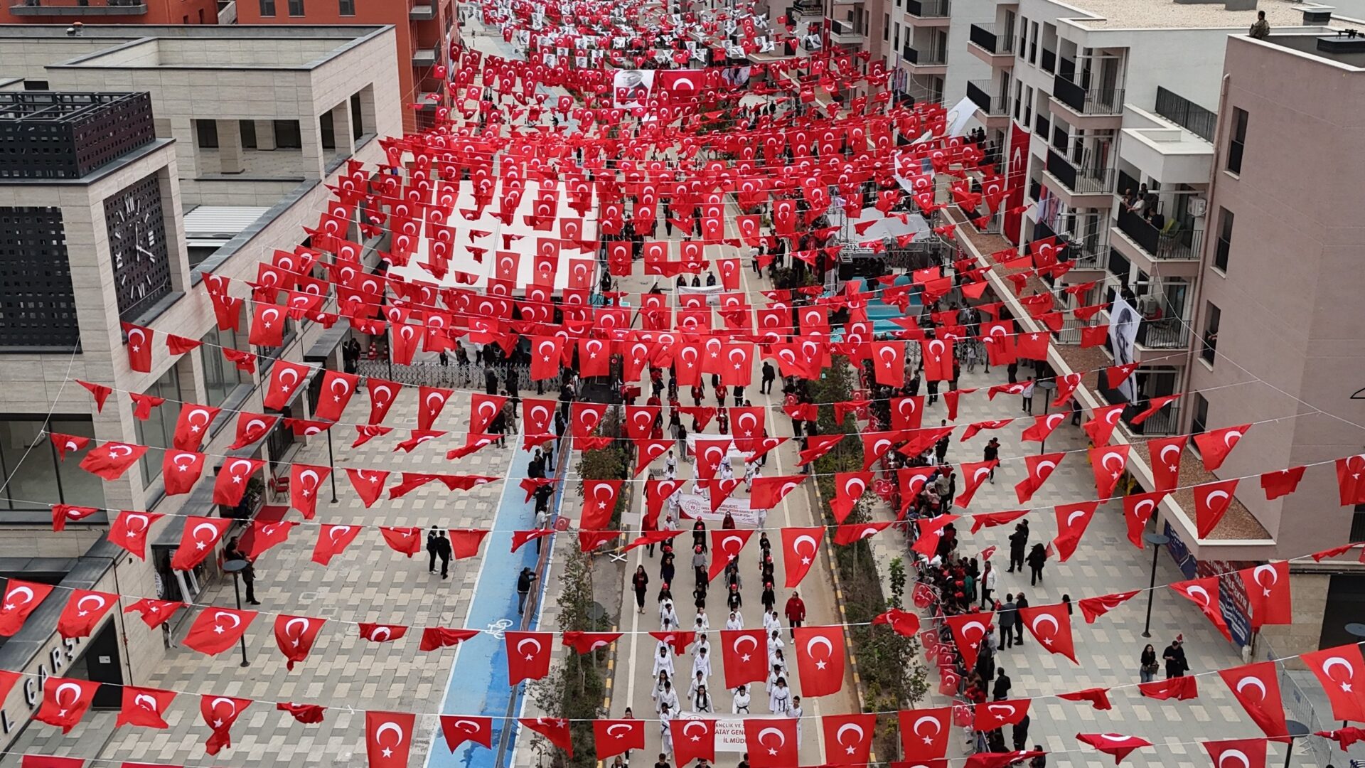 Atatürk Caddesi’nde, 3 yıl  sonra yeniden Bayramı kutlandı