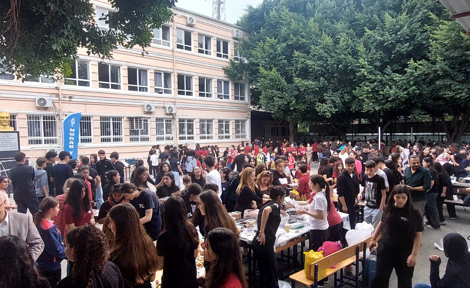 Öğrenciler kendi hazırladıkları ürünleri  satışa sundu