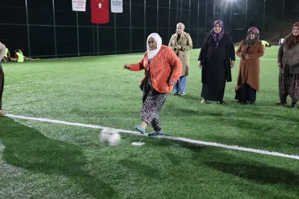 Halı sahada kadınlardan  futbol gösterisi