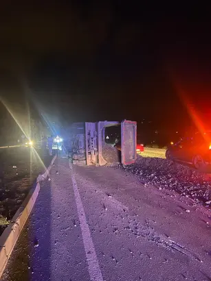 Hafriyat kamyonu devrildi yol kapandı