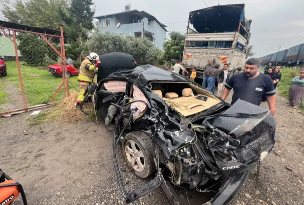 Tren araca çarptı anne öldü oğlu yaralı