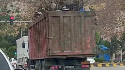 AŞIRI DEMİR YÜKLÜ TIR TRAFİKTE YÜREKLERİ AĞZA GETİRDİ