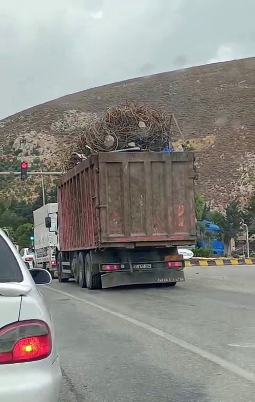 Aşırı Hurda  taşıyan TIR tedirgin etti.