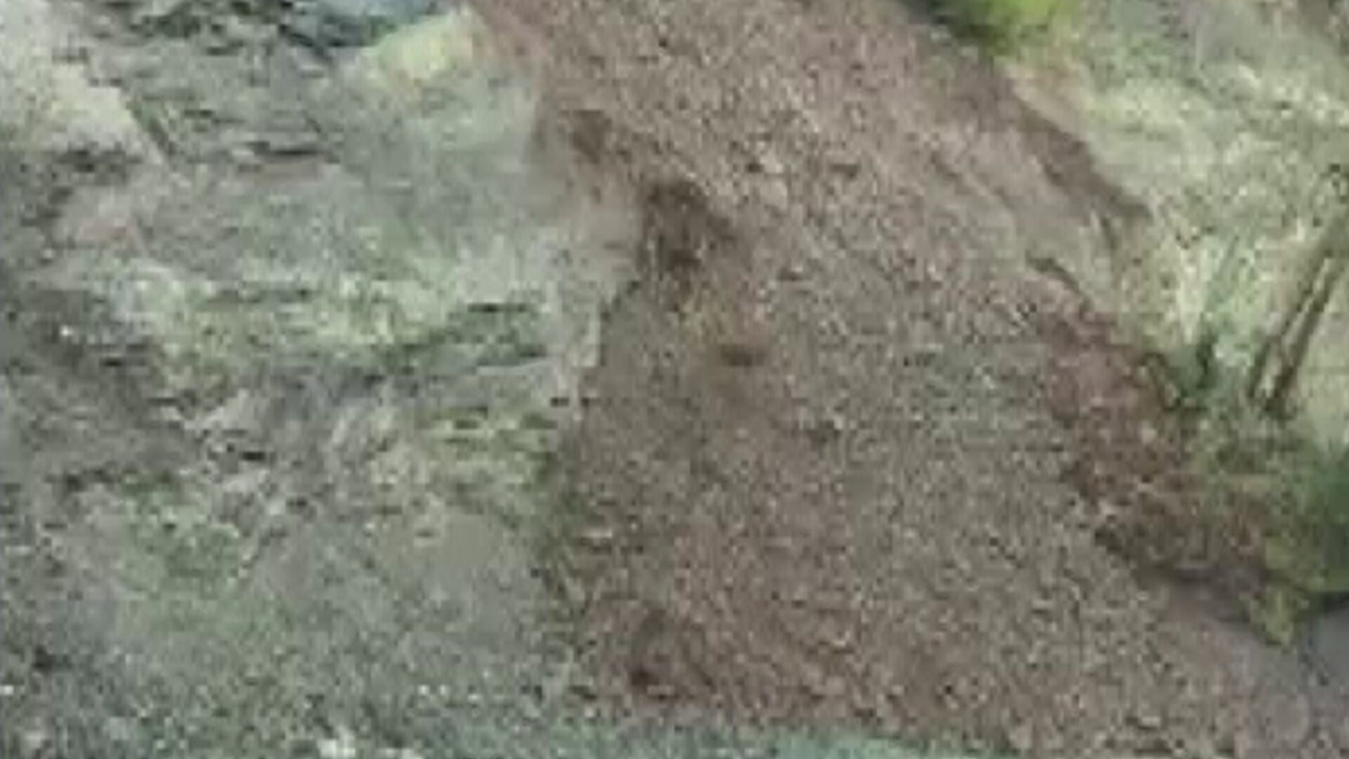 Yayla yolunda toprak kayması yaşandı