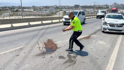 TRAFİK GÜVENLİĞİNİ SAĞLAMAK AMACIYLA YAĞ DÖKÜLEN YOLA AVUÇLARIYLA KUM TAŞIYAN POLİS TAKDİR TOPLADI