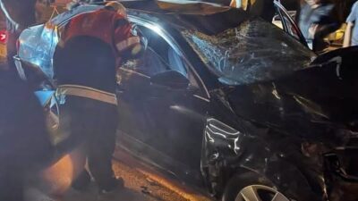 SAMANDAĞ’DA ANGUSA ÇARPAN OTOMOBİLİN SÜRÜCÜSÜ YARALANDI