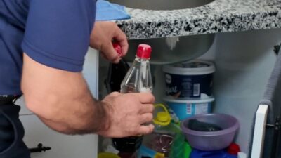 GIDA ÜRÜNLERİYLE DETERJANI AYNI DOLABA KOYAN KANTİNCİ KENDİNİ “ABİ VALLAHİ YERİMİZ DAR” DİYEREK SAVUNDU