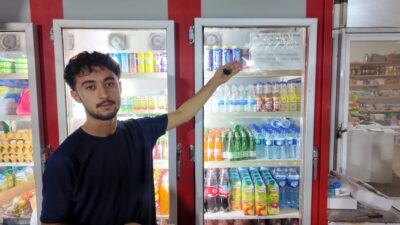 HATAY’DA 3 YILDIR MARKETİNE İSRAİL MENŞELİ ÜRÜNLERİ SOKMAYAN GENÇ ESNAF, DOLABINA BOYKOT MESAJI ASTI