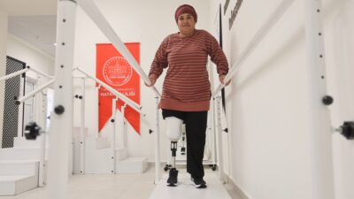 ÇIRÇIR MAKİNESİNE SAĞ BACAĞINI KAPTIRAN KADIN, 15 YIL SONRA TAKILAN PROTEZİYLE YENİ HAYATINA İLK ADIMLARINI ATTI